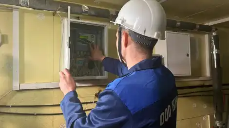 мужчина открывает дверцу