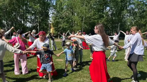 люди водят хоровод