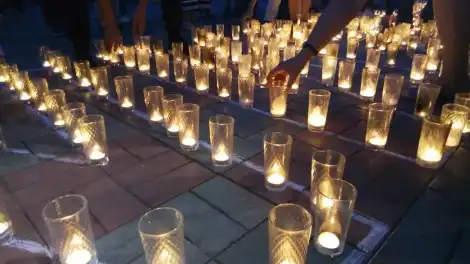 горят свечи в стаканах