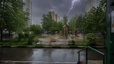двор летом гроза тучи