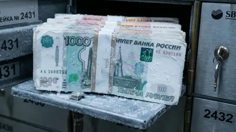 покрытые инеем рублёвые банкноты