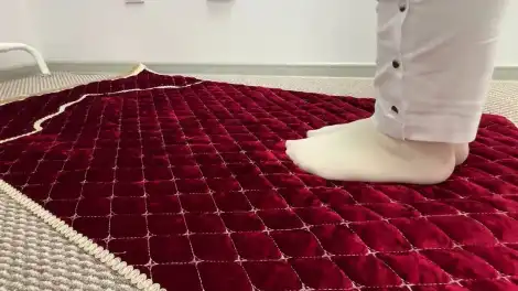 ноги стоят на коврике