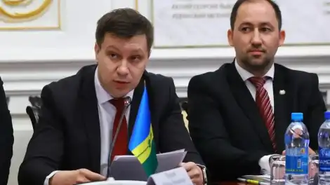 мужчина сидит за столом