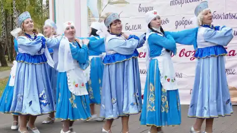Пожилые студенты нижнекамского Университета третьего возраста выступают на сцене