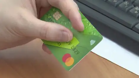 Рука держит банковскую карту
