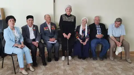 люди сидят на стульях