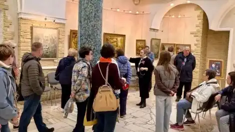 Туристы в музее Ахсана Фатхутдинова в Нижнекамске