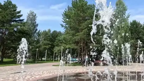 Фонтан бьет ключом в парке Нижнекамска