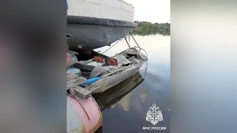 Лодка после столкновения на Каме в Чистополе