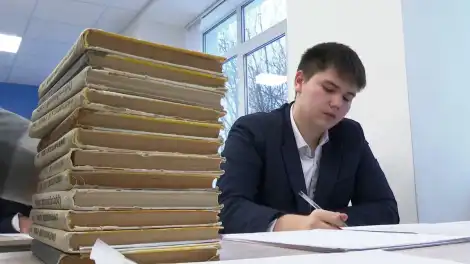 ученик сидит за партой