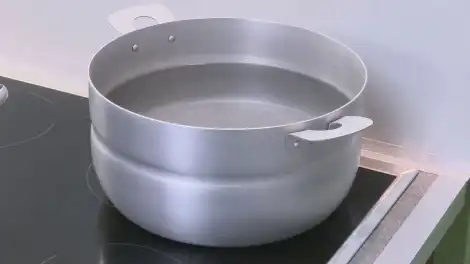 кастрюля с водой на плите