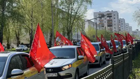 Автоколонна батальона «Застава» с флагами в Нижнекамске