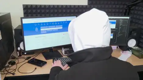 мужчина сидит за компьютером
