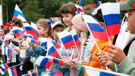 дети держат в руках флаги