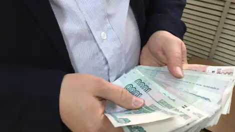 руки держат купюры