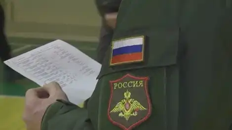 мужчина держит листок