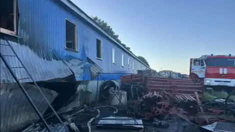 складное здание и пожарная машина