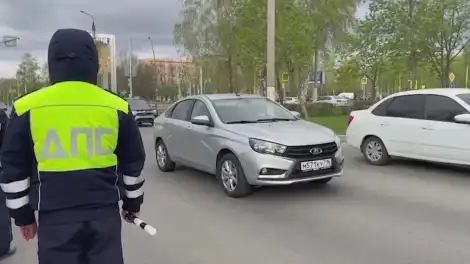 инспектор ГАИ стоит на дороге
