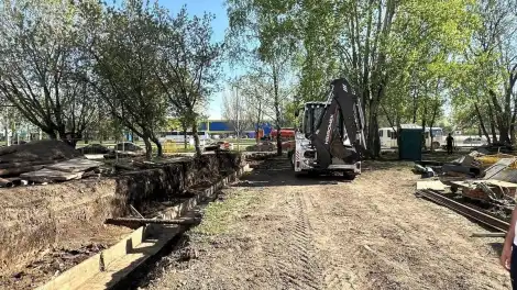 рабочие меняют трубы в нижнекамске