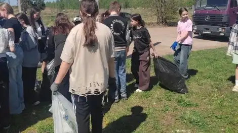 дети убирают мусор