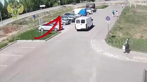 по дороге едет автомобиль