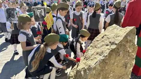 дети возлагают цветы