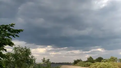 пасмурное небо с тучами водоём река