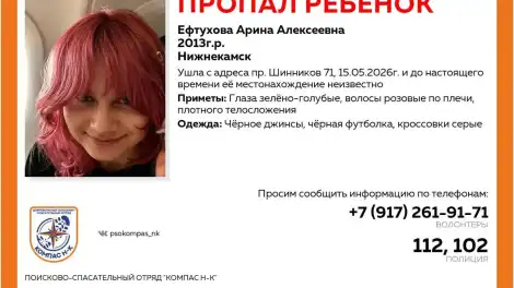 девушка смотрит в камеру
