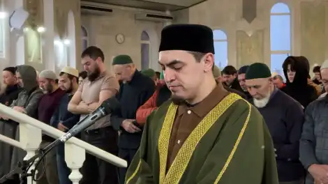 мусульманин молится