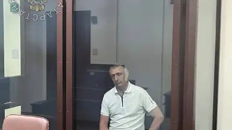 мужчина на скамье подсудимых