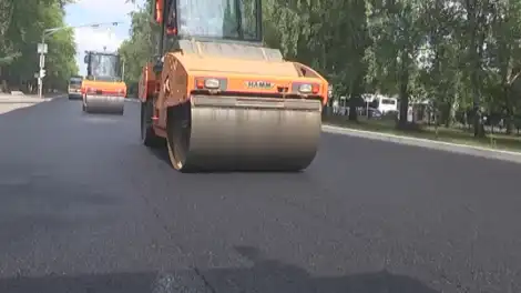 каток укладывает асфальт