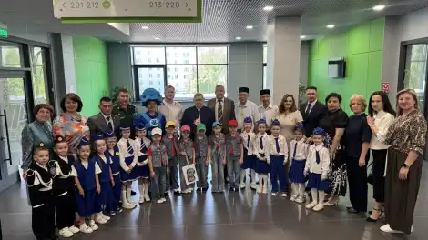 дети и взрослые стоят