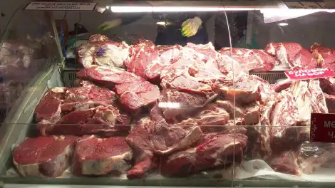 мясо на прилавке