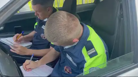 инспекторы ГАИ в патрульном автомобиле