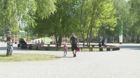 люди гуляют в парке Семья в Нижнекамске летом
