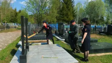 полицейские убирают могилы