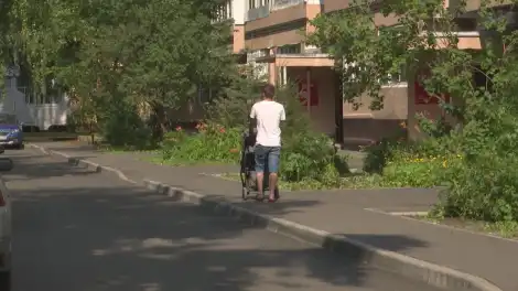 отец гуляет с коляской