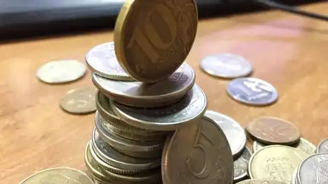 монеты лежат на столе