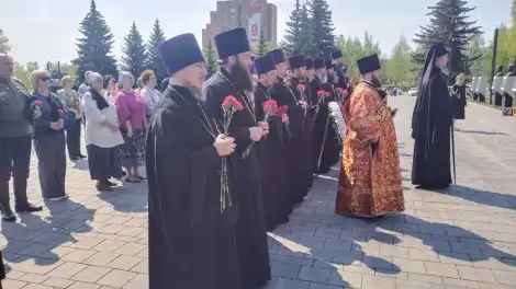 священнослужители у памятника