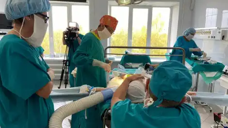врачи делают операцию