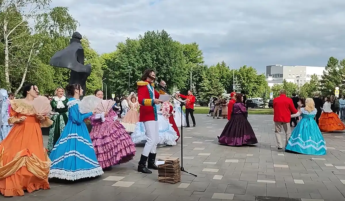 Участники Пушкинского дня и Дня русского языка в Нижнекамсе танцуют в старинных костюмах