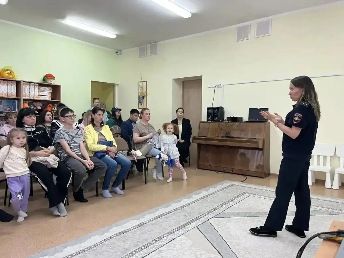 Сотрудники ГАИ Нижнекамска беседуют с родителями школьников