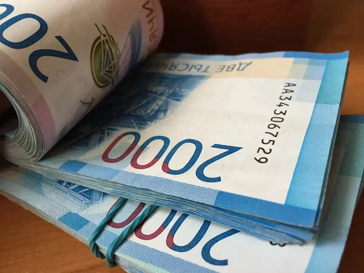 купюры лежат на столе