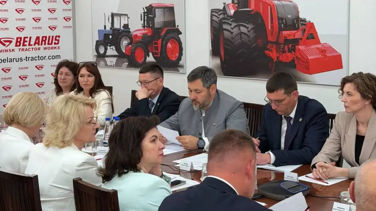 люди сидят на совещании