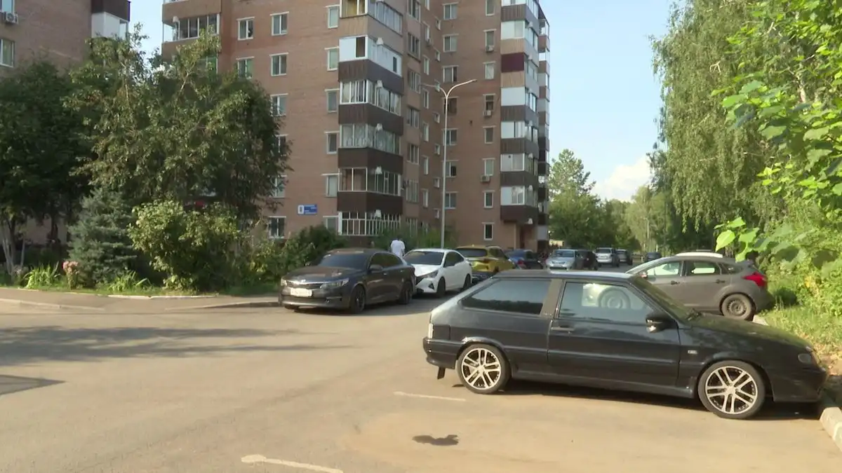 Двор в Нижнекамске с припаркованными автомобилями