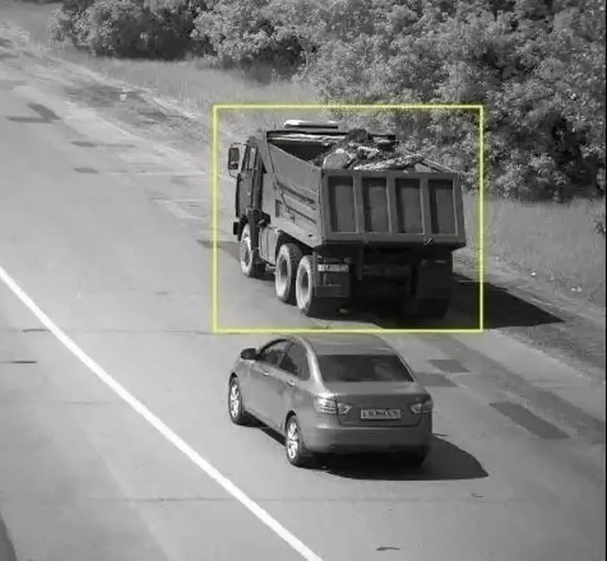 Грузовик попал в объектив камеры видеофиксации