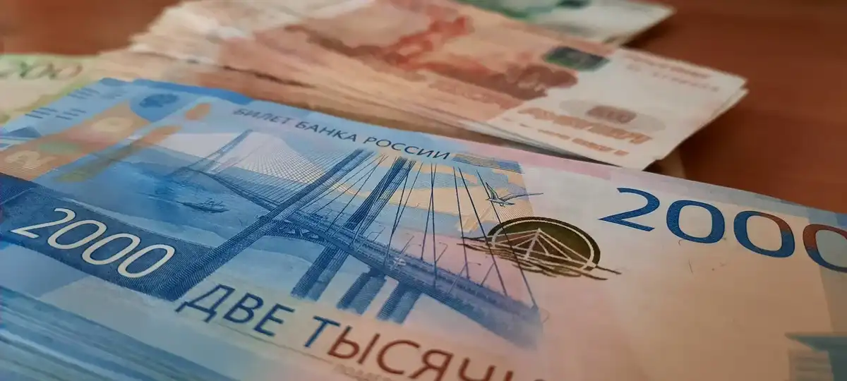 денежные купюры лежат на столе