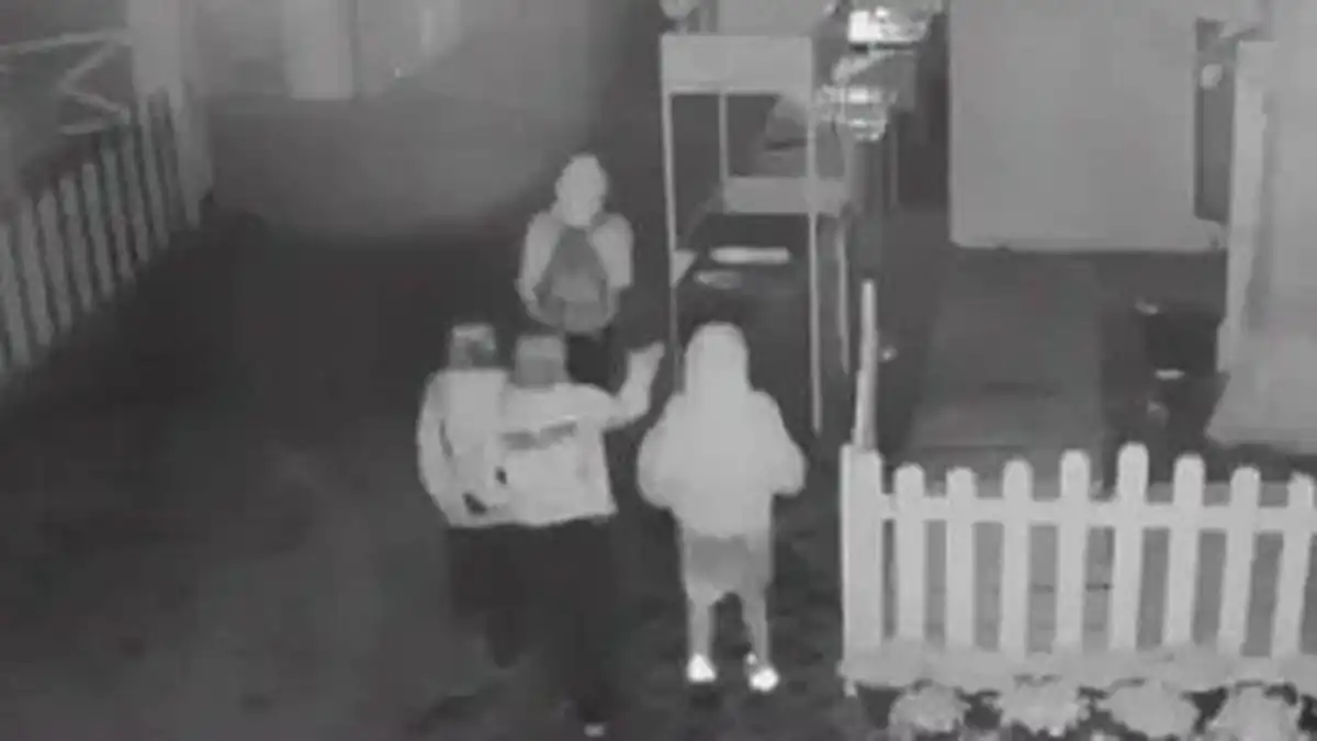 дети ночью у ларька