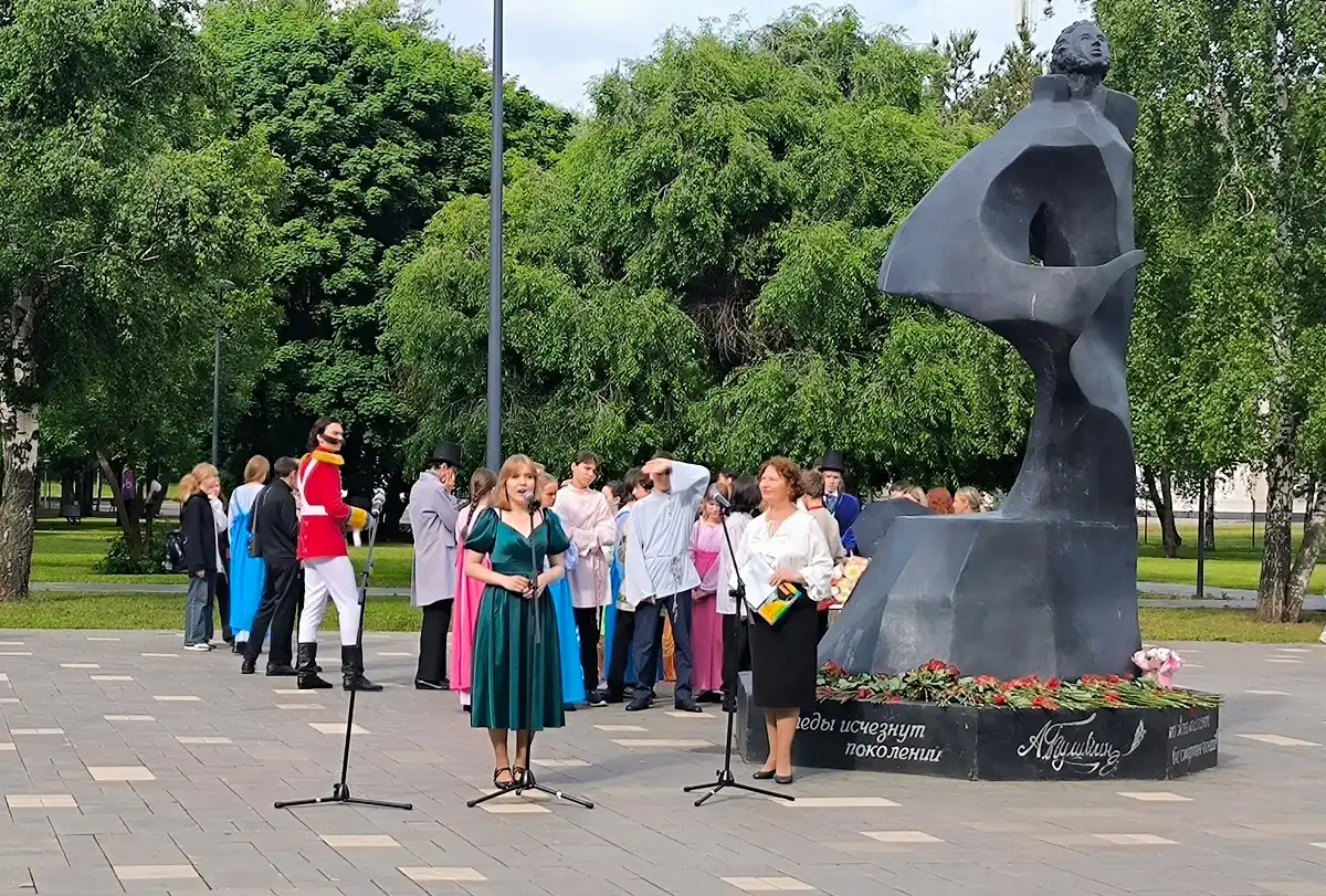 Памятник Пушкину в Нижнекамске на Школьном бульваре