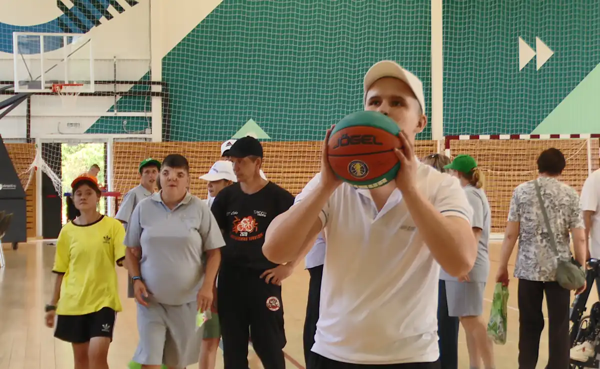 играют в баскетбол